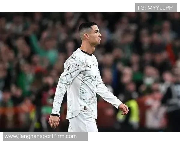 C罗国家队生涯首度染红引发热议球迷对裁判判罚意见不一