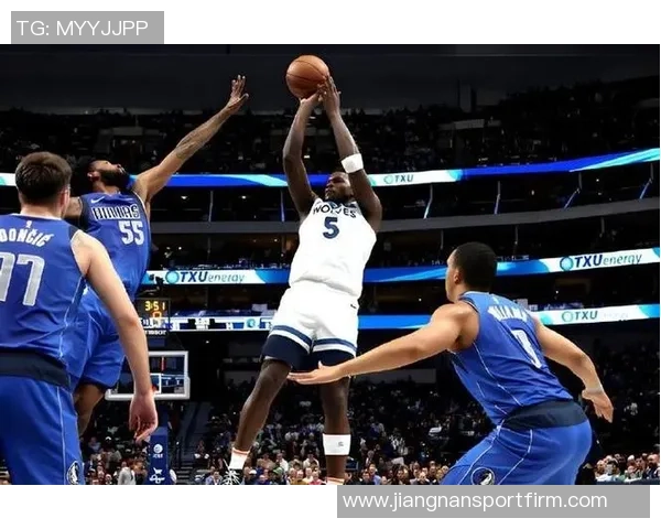 爱德华兹状态火热连续五场得分30以上场均372分命中率高达561三分命中率接近49