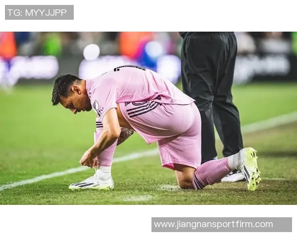 范佩西之子沙奎尔19岁欧联替补登场迎来职业生涯首秀