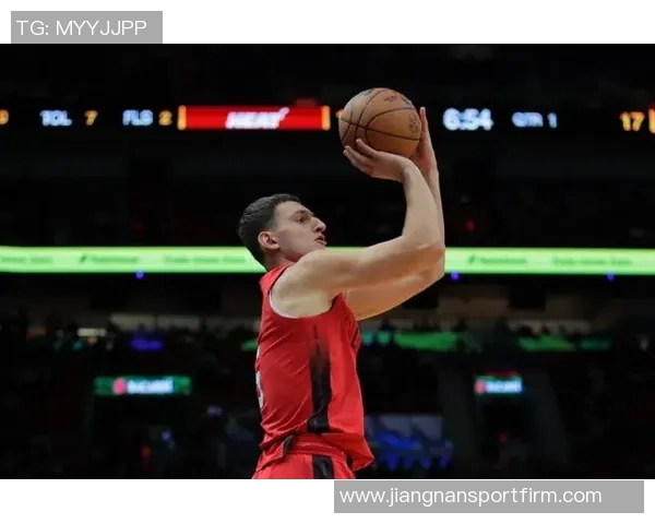 约维奇谈热火团队氛围强调相互鼓励共克难关